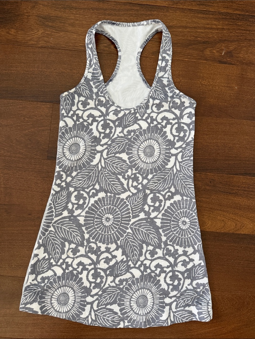 Lululemon Top XS in adorable Gray/White floral print.